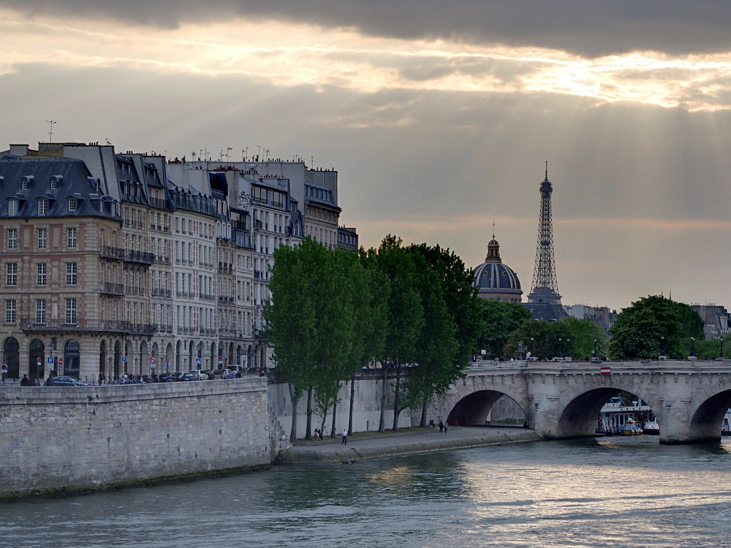 Paris,_Seine,_Institut_de_France,_tour_Eiffel,_pont_Neuf_depuis_Pont_au_Change.jpg